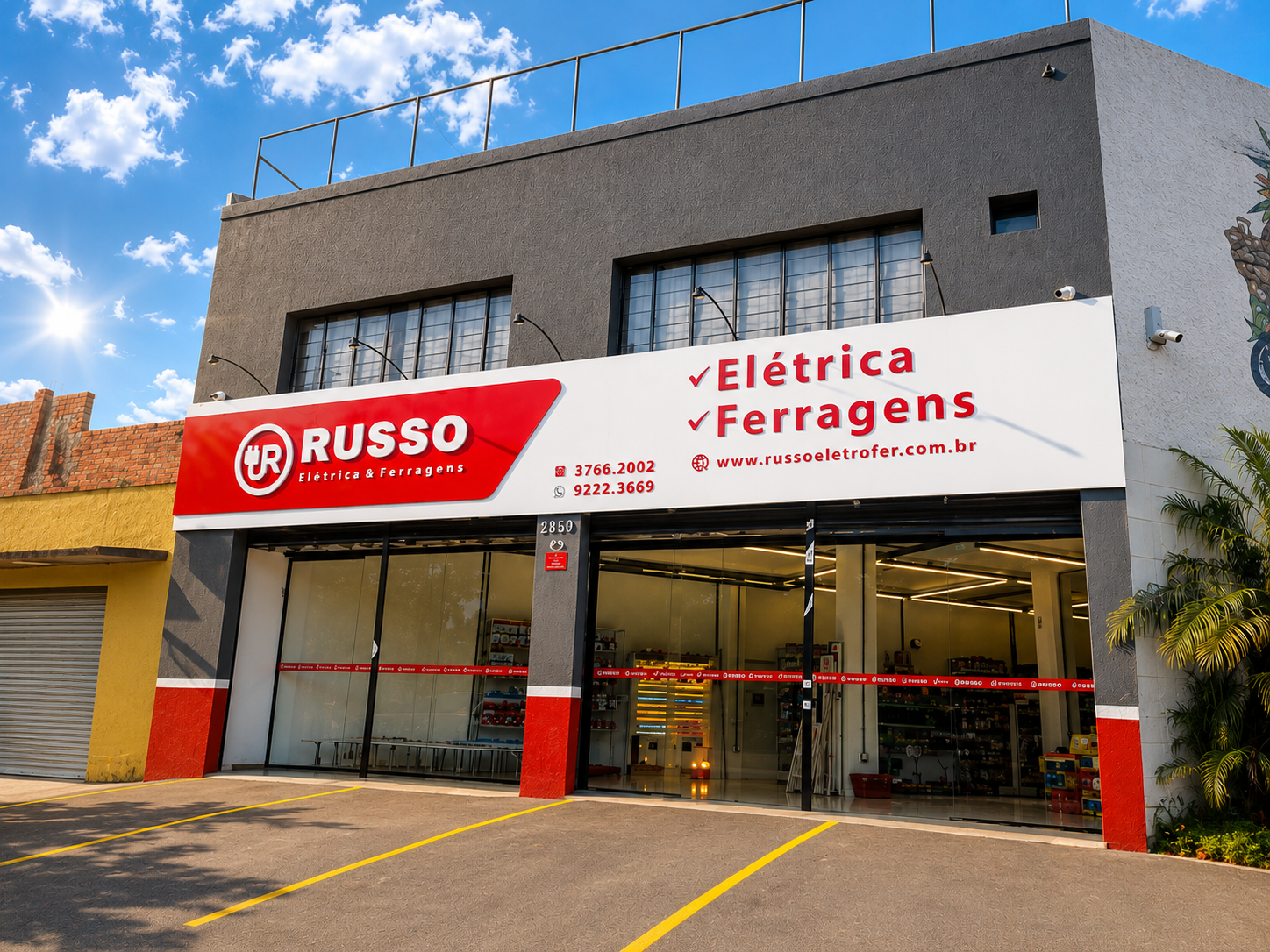 Fachada da Russo Elétrica e Ferragens no Rio Pequeno, Zona Oeste de São Paulo